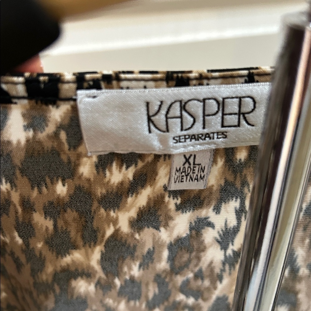 Kasper Animal Print Sleeveless Blouse - Picture 3 of 10